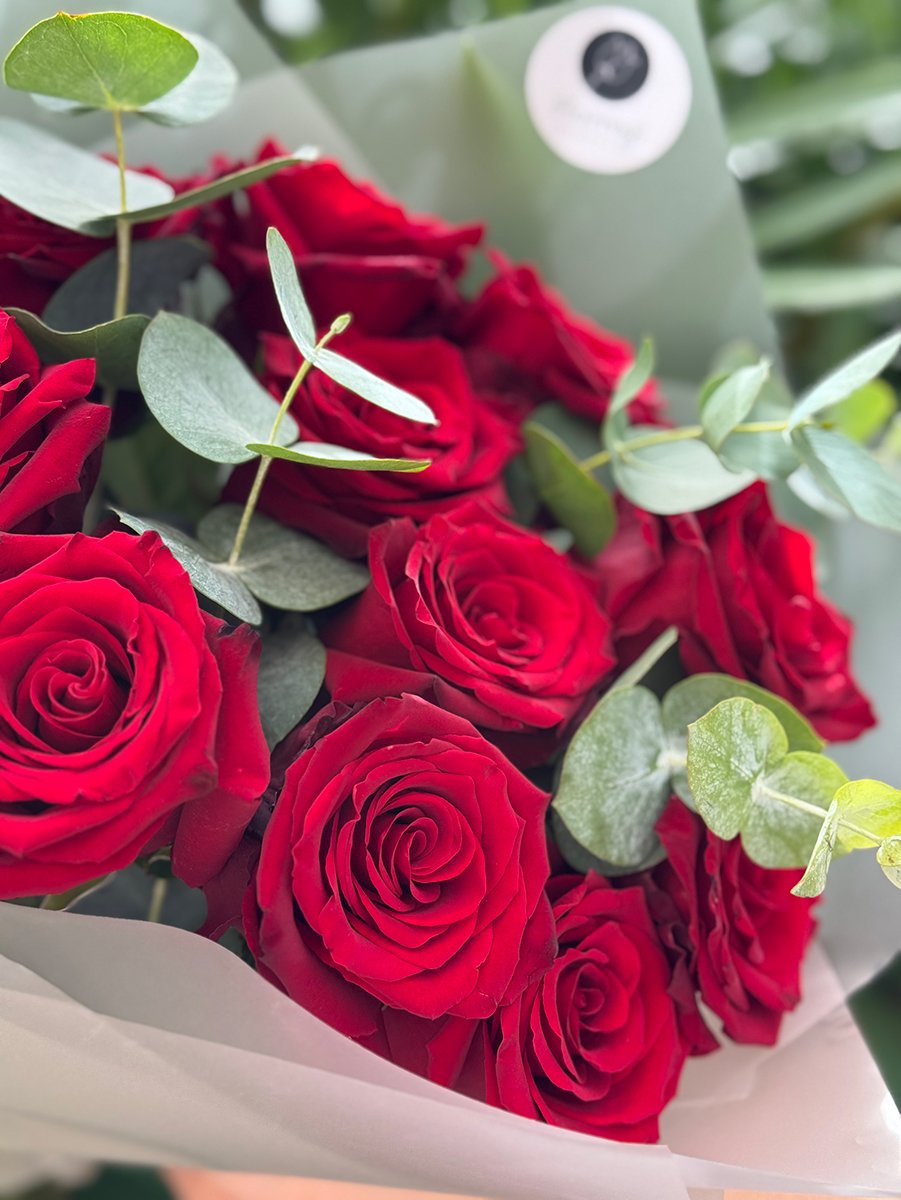 34.4 Red Classic – 11 Red Roses - Image 4