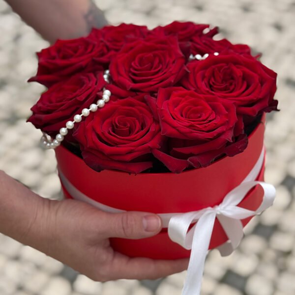 caixa de rosas vermelhas